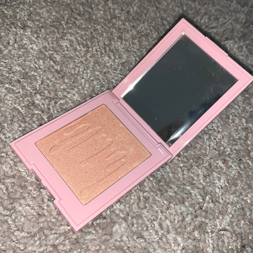 Kylie Jenner Pressed Illuminating Powder